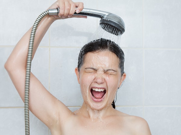 Đi tắm giúp gột rửa khó chịu 